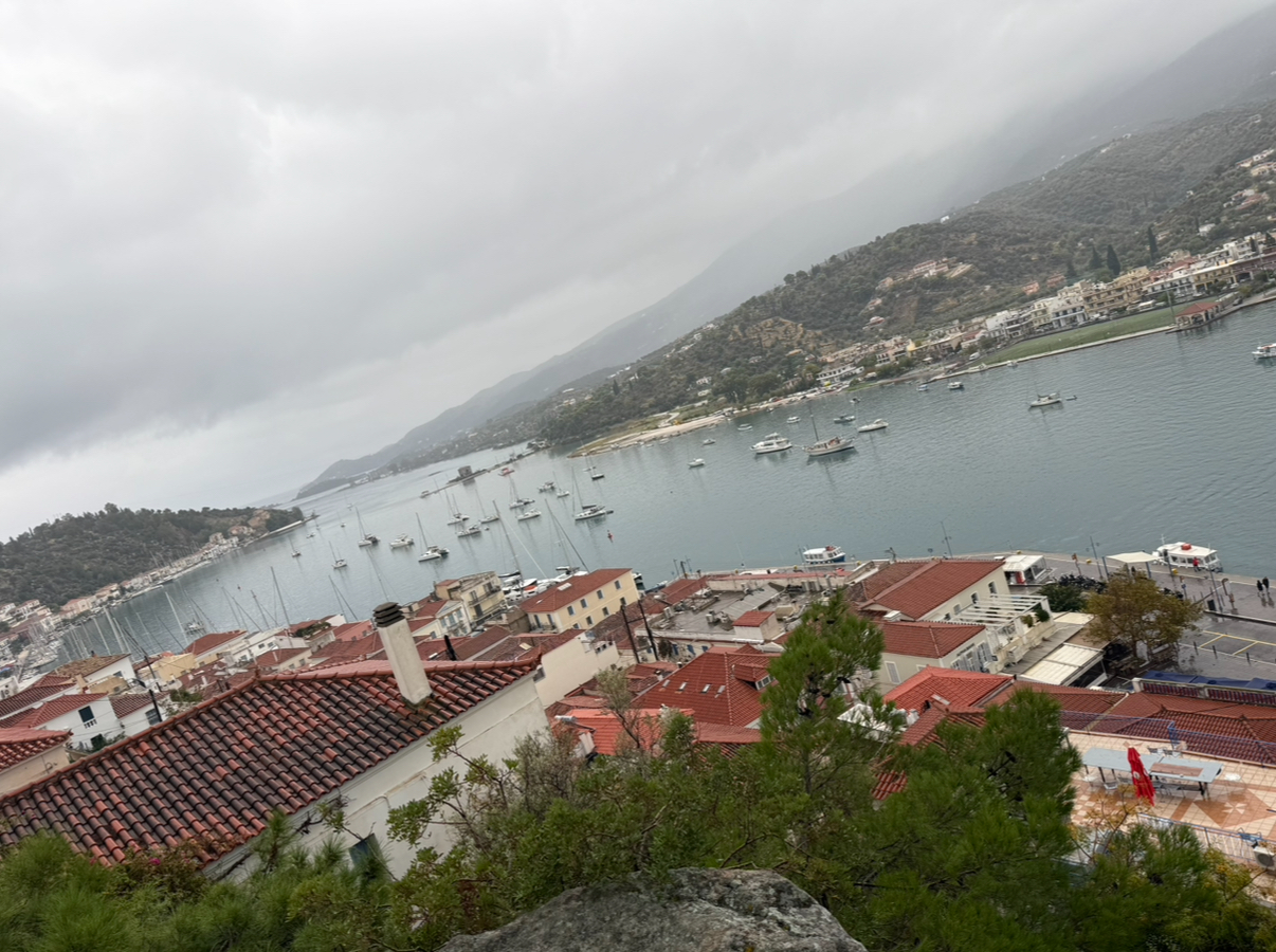 Live Blog Bild 1: Poros im 🌧️